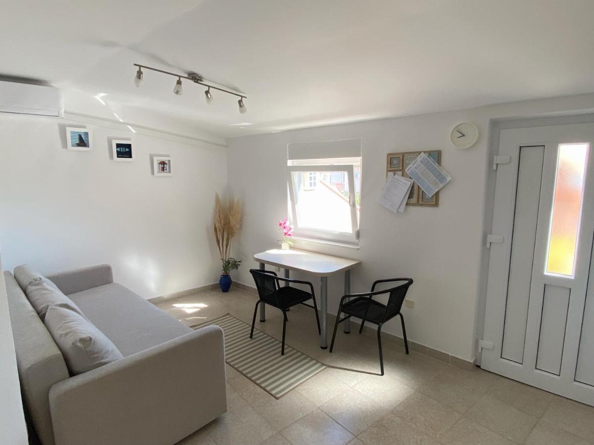 Beachfront Apartment Vir Esterno foto